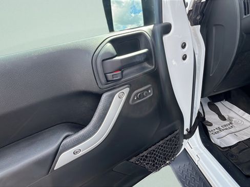 Used 2018 Jeep Wrangler Unlimited Sahara AWD/4WD image 11