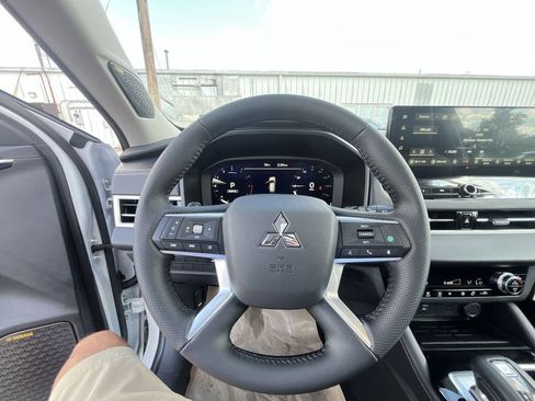 New 2025 Mitsubishi Outlander SE image 14