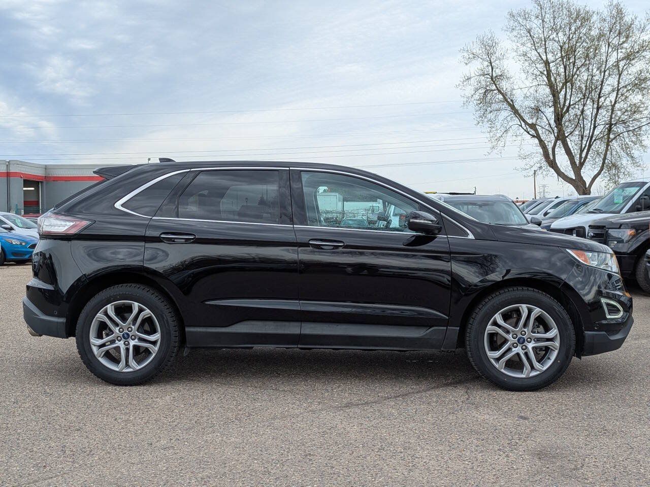 Used 2018 Ford Edge Titanium w/ Equipment Group 302A FWD image 3