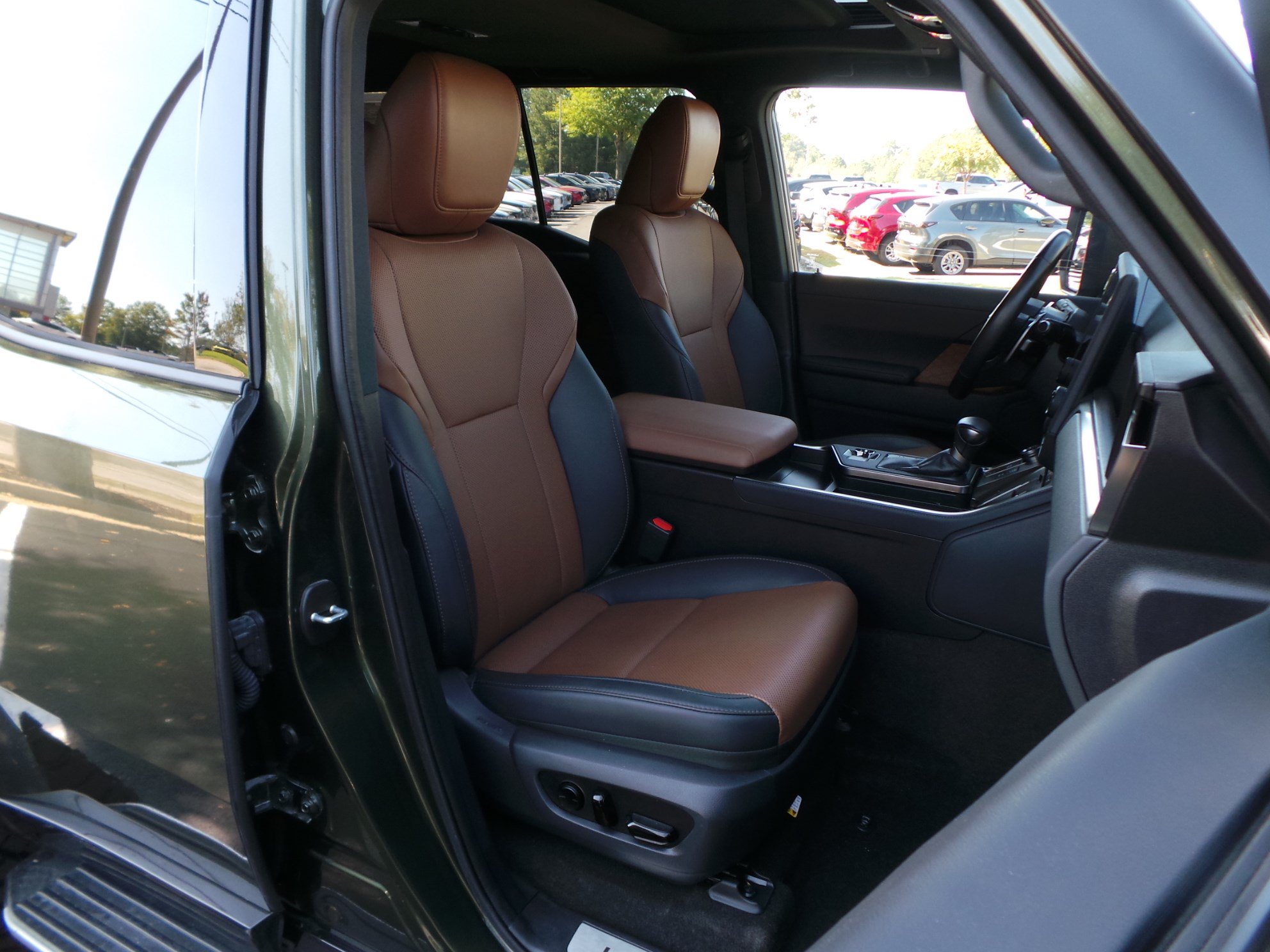 Used 2025 Lexus GX 550 w/ Accessory Package (2T) AWD/4WD image 18