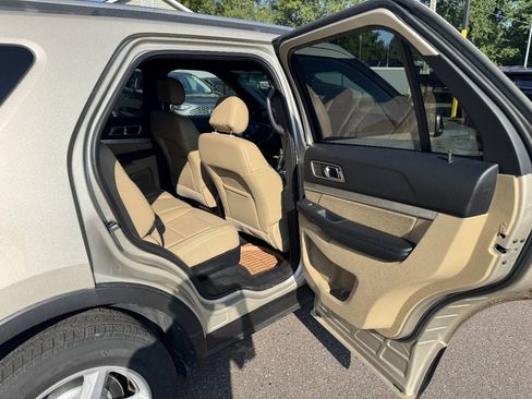 Used 2017 Ford Explorer XLT w/ Equipment Group 202A AWD/4WD image 31
