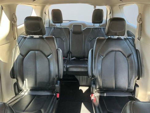 Used 2024 Chrysler Pacifica Touring-L FWD image 14