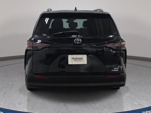 Certified 2024 Toyota Sienna XLE FWD image 7