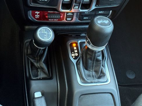 Used 2025 Jeep Wrangler Unlimited Rubicon AWD/4WD image 21