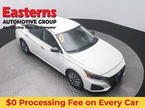 Used 2025 Nissan Altima 2.5 SV FWD image 3