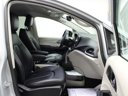 Used 2024 Chrysler Pacifica Touring-L FWD image 17