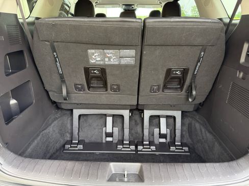 Used 2025 Kia Carnival FWD image 7