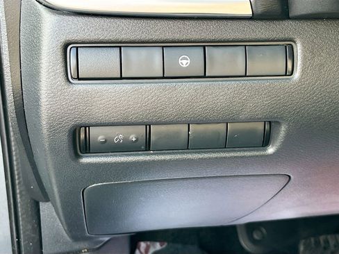 Used 2023 Nissan Rogue SV image 16