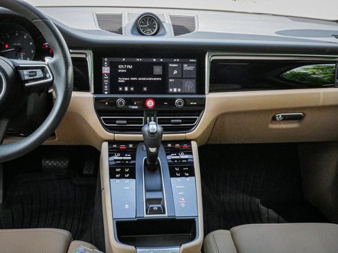 Used 2025 Porsche Macan AWD/4WD image 30