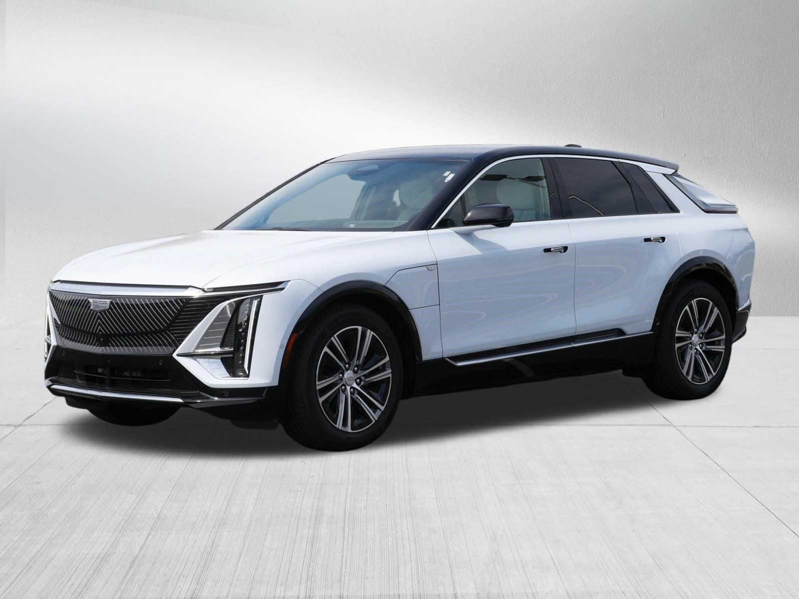 Used 2026 Cadillac Lyriq Luxury w/ LPO, Floor Liner Package AWD/4WD image 2