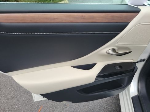 Used 2024 Lexus ES 350 w/ Premium Package FWD image 11