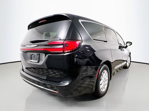 Used 2024 Chrysler Pacifica Touring-L image 4