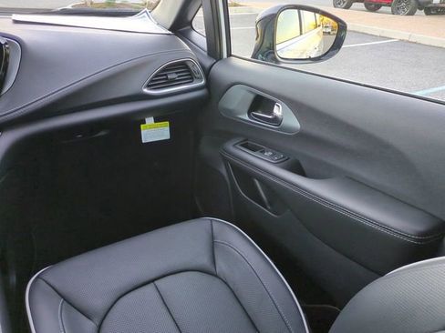 New 2026 Chrysler Pacifica Limited w/ Uconnect Theater Family Group image 17
