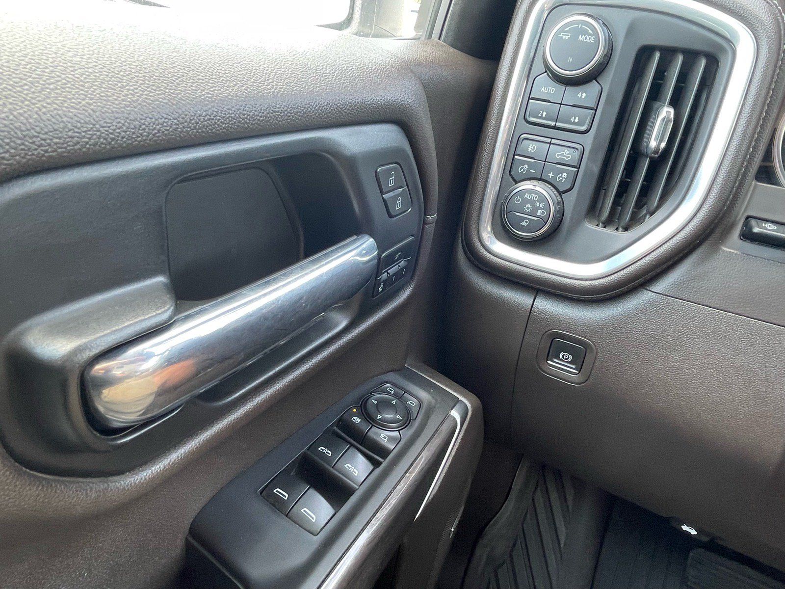 Used 2021 Chevrolet Silverado 1500 LTZ w/ LTZ Premium Package AWD/4WD image 10