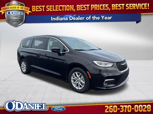Used 2024 Chrysler Pacifica Touring-L FWD image 1