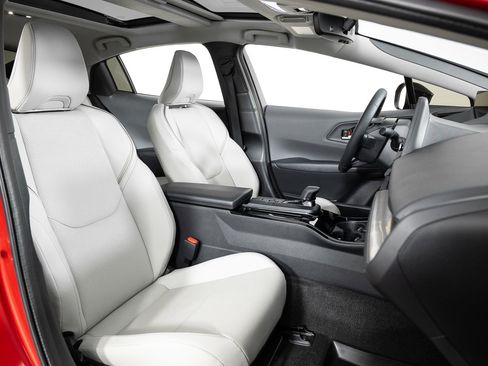 Used 2025 Toyota Prius XLE image 28