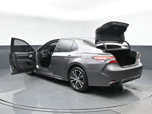 Used 2020 Toyota Camry SE w/ Carpet Mat Package image 31