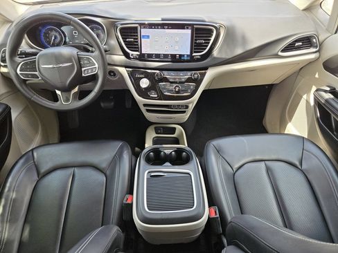 Used 2023 Chrysler Pacifica Touring-L FWD image 18