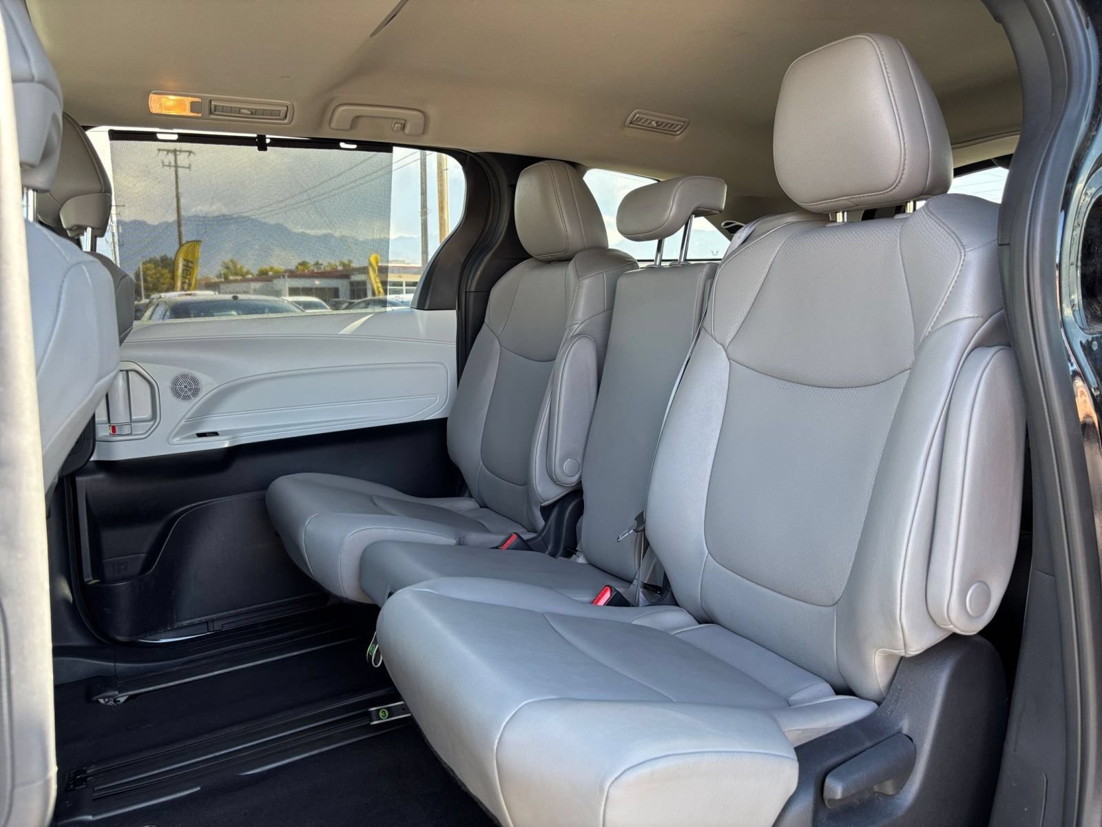 Used 2025 Toyota Sienna XLE FWD image 26