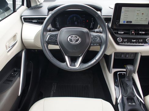 Used 2023 Toyota Corolla Cross XLE w/ Convenience Package FWD image 5