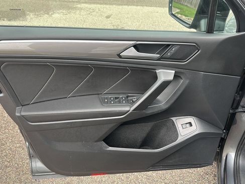 Used 2022 Volkswagen Tiguan SE R-Line image 9