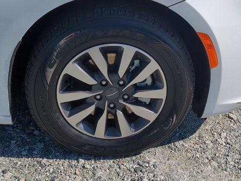 Used 2023 Chrysler Pacifica Limited FWD image 12