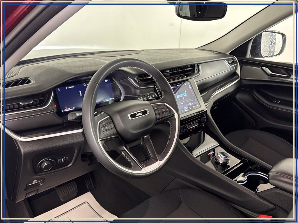 Used 2023 Jeep Grand Cherokee Laredo AWD/4WD image 17