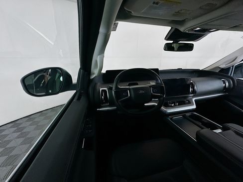 Used 2025 Ford Expedition Platinum AWD/4WD image 18