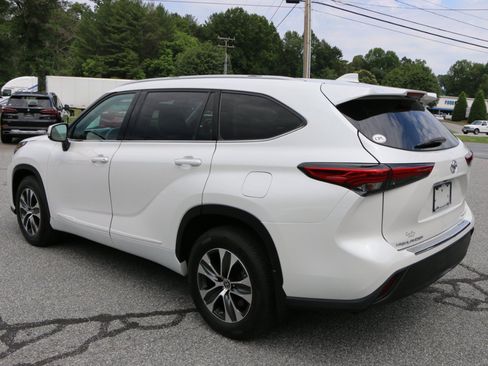 Used 2022 Toyota Highlander XLE AWD/4WD image 3