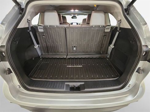 Used 2023 Toyota Highlander XLE image 25