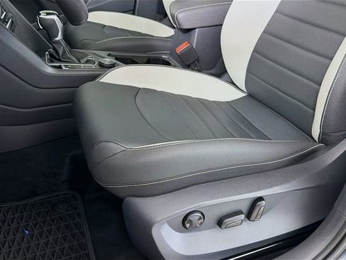 Used 2025 Volkswagen Taos SEL image 21