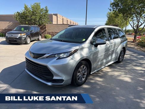 Used 2021 Toyota Sienna LE FWD image 1