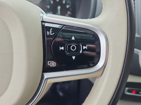 Used 2020 Volvo XC90 T5 Momentum image 20