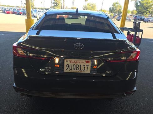 Used 2025 Toyota Camry SE image 3
