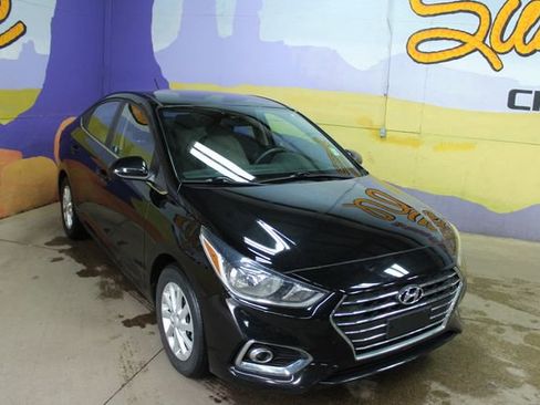 Used 2021 Hyundai Accent SEL image 2