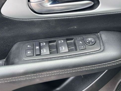 Used 2025 Chrysler Pacifica Limited FWD image 34