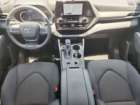 Used 2023 Toyota Highlander LE FWD image 19