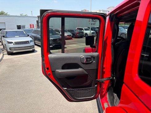 Used 2025 Jeep Wrangler Unlimited Rubicon AWD/4WD image 18