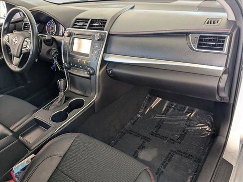 Used 2016 Toyota Camry SE image 19