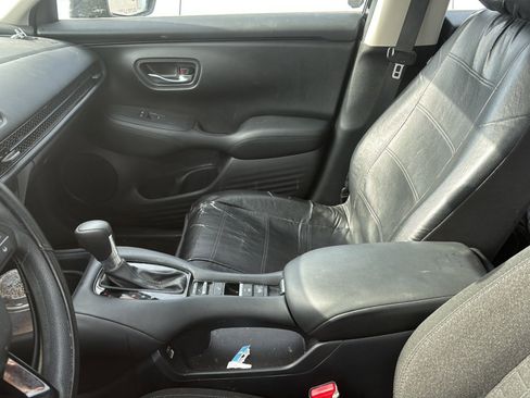 Certified 2023 Honda HR-V LX image 2