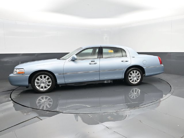 Used 2010 Lincoln Town Car Signature Limited RWD image 5