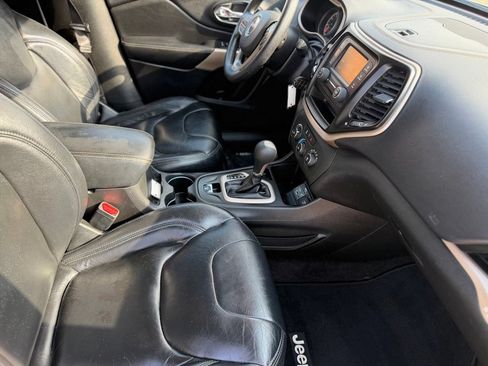 Used 2017 Jeep Cherokee Sport FWD image 14