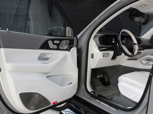 Used 2025 Mercedes-Benz Maybach GLS 600 4MATIC image 40