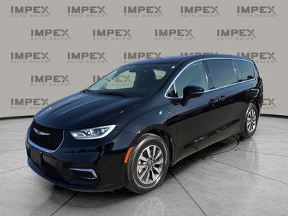 Used 2024 Chrysler Pacifica Select