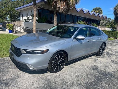 Used 2025 Honda Accord Touring image 2