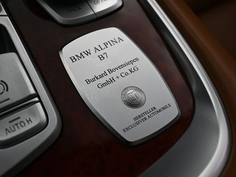 Used 2022 BMW ALPINA B7 xDrive w/ Luxury Rear Seating Package image 25