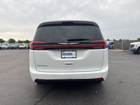 Used 2022 Chrysler Pacifica Touring-L FWD image 6