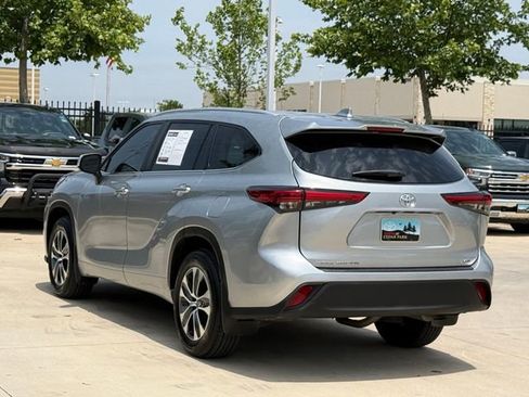 Used 2023 Toyota Highlander XLE FWD image 5