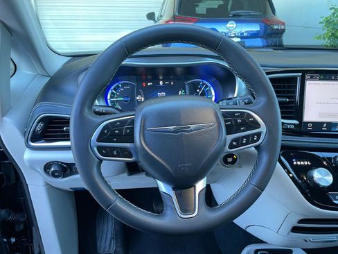Used 2023 Chrysler Pacifica Touring-L image 30