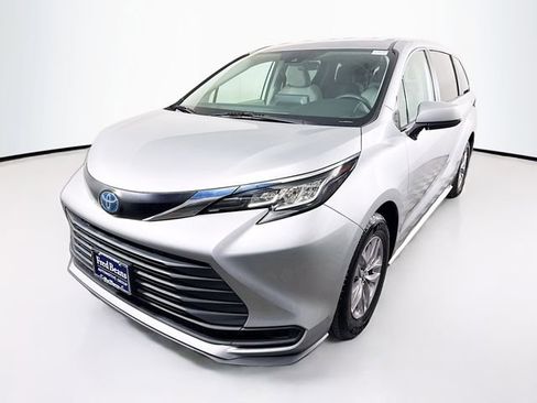 Used 2022 Toyota Sienna LE image 3